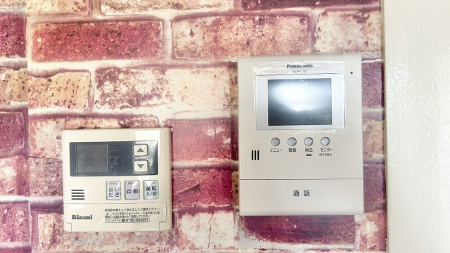 インターフォンと給湯リモコンです。
