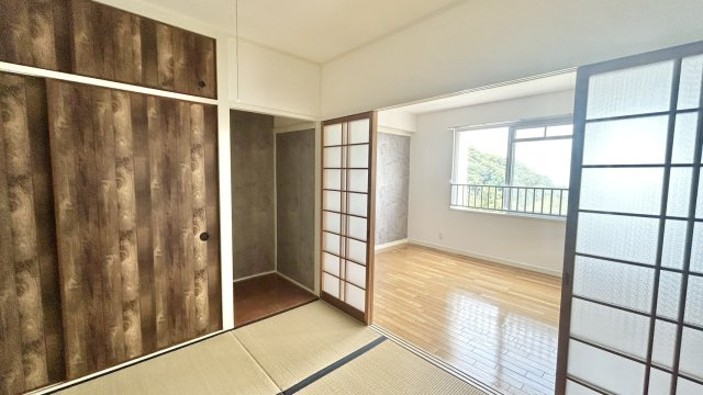 すりガラスの建具が魅力的な和室です。押し入れ収納は十分な広さで来客用のお布団もしまっておけます。