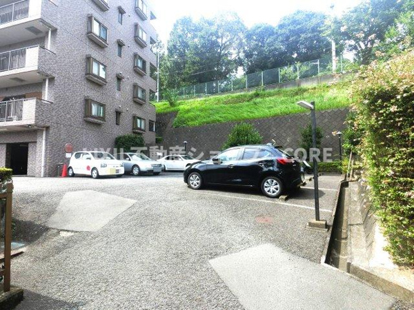 【相武台西パーク・ホームズの敷地内駐車場】