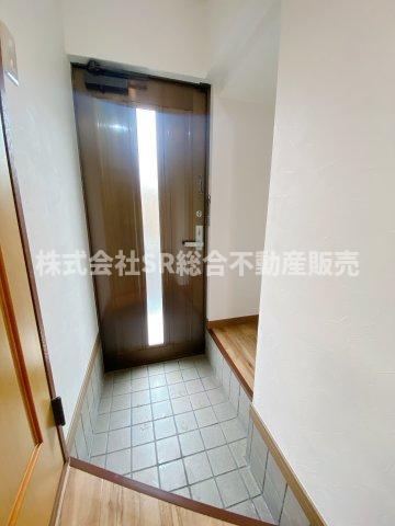 玄関収納もあり、明るい玄関です♪