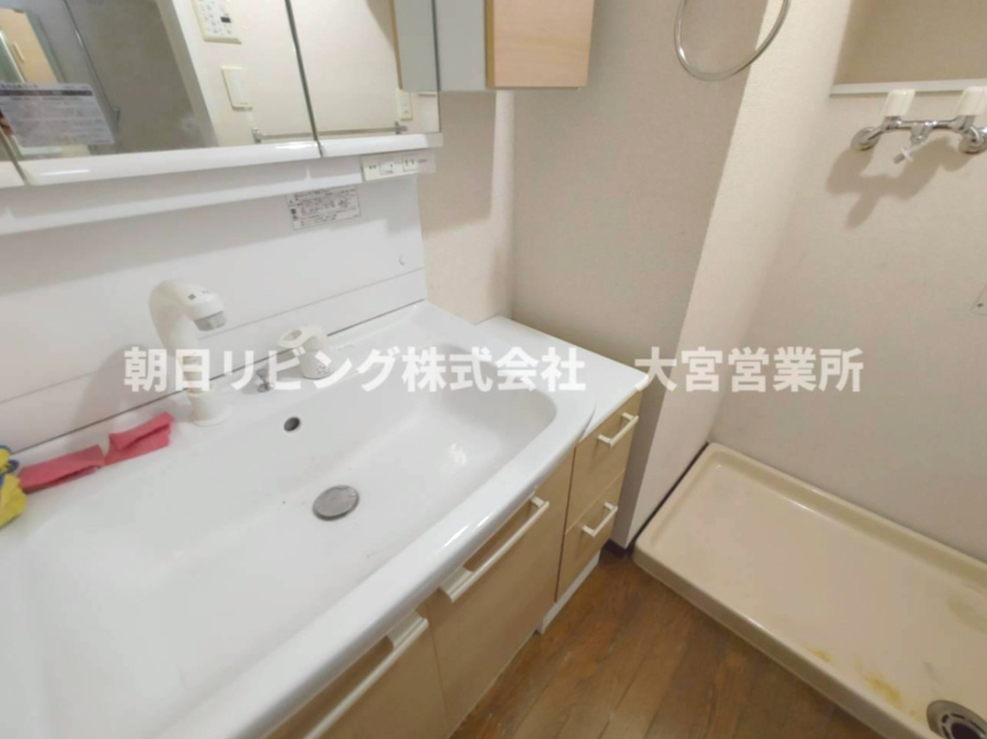 幅のある収納豊富な洗面化粧台と防水パン