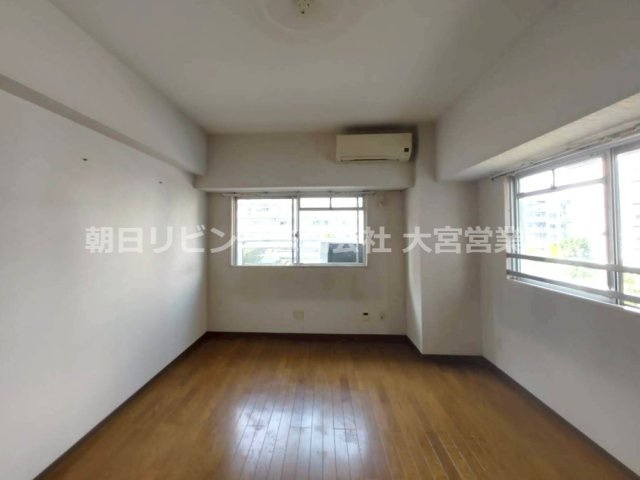 2面採光の洋室9.5帖。