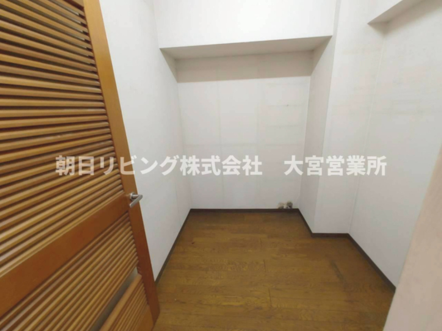 託宣収納できる納戸あり。