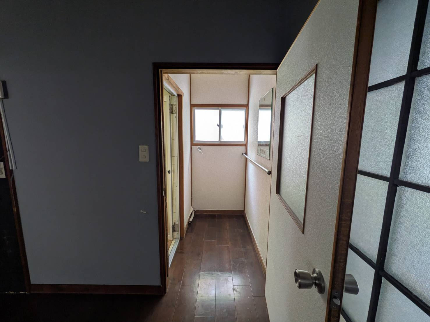 洗面スペースへと続く動線はシンプルで使いやすい配置。窓からの採光により明るさを確保しており、朝の身支度も快適に行えます。空間に余裕があるため、収納棚の設置など自由にアレンジしやすい点も魅力です。　