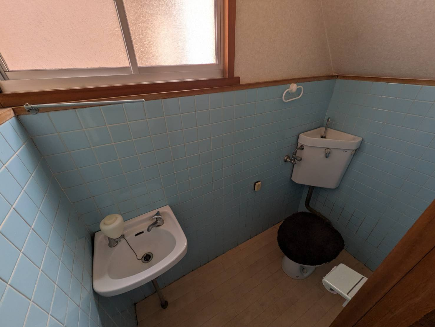 どこか懐かしさを感じる落ち着いた雰囲気。窓付きで自然光が差し込み、明るく換気もしやすい快適な環境です。手洗い器も設置されており、使い勝手にも配慮されています。シンプルな造りでお手入れもしやすい。