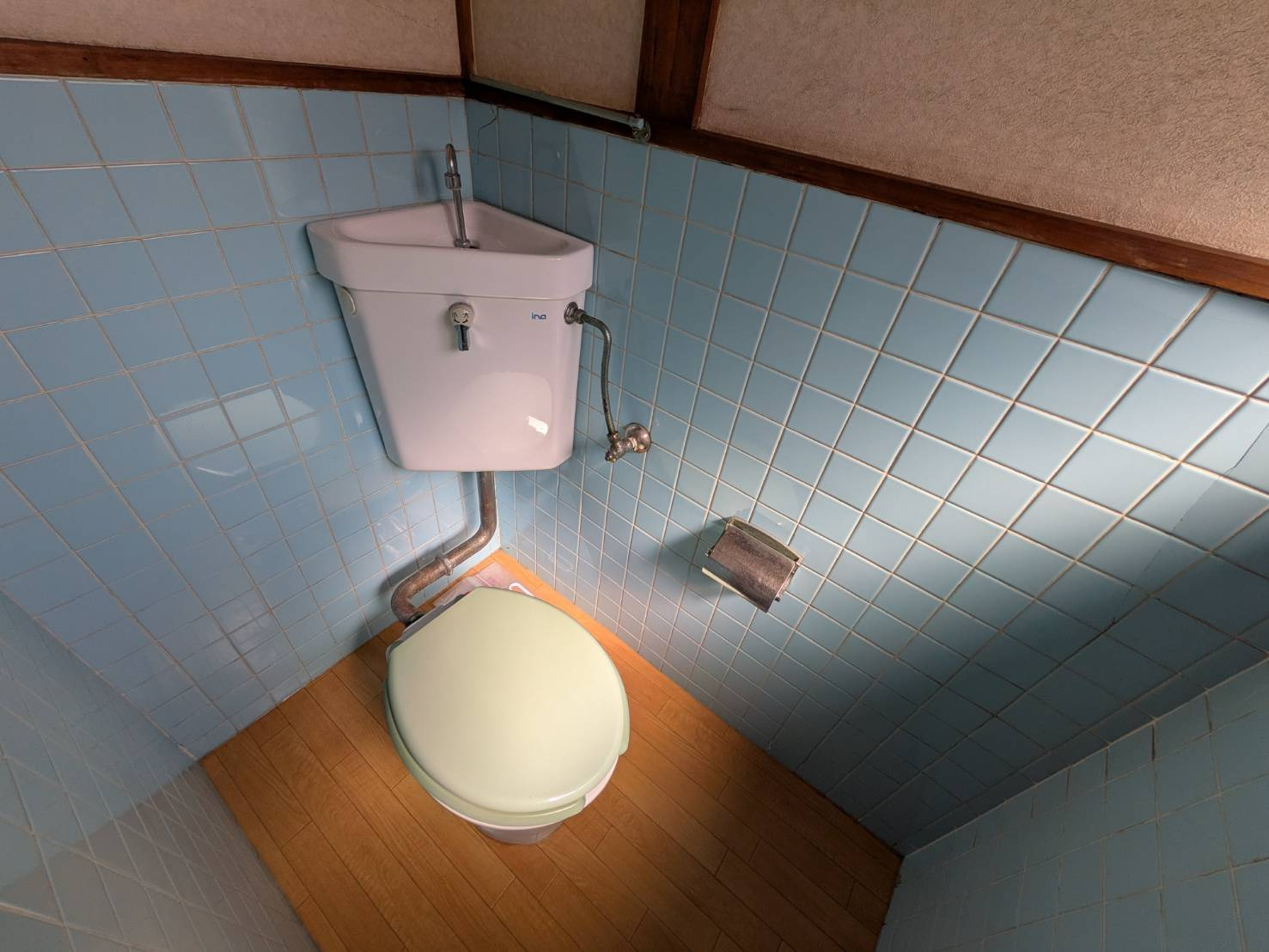 コンパクトながら落ち着いた雰囲気のトイレ空間。壁面はタイル仕上げでお手入れもしやすく清潔感を保ちやすい仕様です。窓もあり換気がしやすく、快適にご利用いただけます。シンプルで使いやすい空間となっています