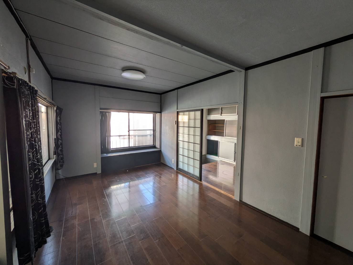 南側の大きな窓から自然光が差し込む明るく開放的な1階洋室です。フローリング仕様でお手入れもしやすく家具の配置もしやすい整形空間が魅力。隣室と引き戸でゆるやかにつながり用途に応じて広く使うことも可能です