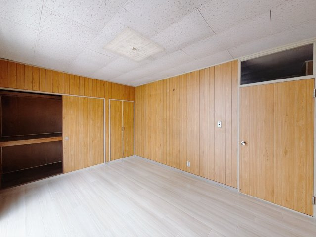 ■洋室｜ナチュラルカラーの床です。模様替えなどとても楽しく工夫できます♪陽当たり、風通しもとても良いので毎日快適な生活スタートです！