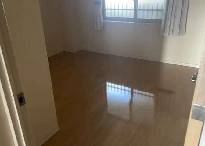 洋室のメリットは重い家具が置きやすく、身の回りが整理しやすいことです。　床がフローリングのため畳とは異なり凹みにくいです。　クローゼットなど収納が豊富で、普段使わない旅行カバンや服の整頓も簡単にです。