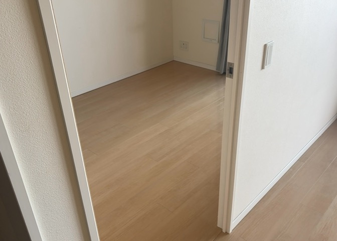 寝室でゆっくりと過ごすためにはベッド周りの適度な空間を担保することや窓の位置、照明の明るさ、寝室の広さなどを考える必要があります。自身や家族の構成とライフスタイルに併せて寝室にする部屋を選びましょう！