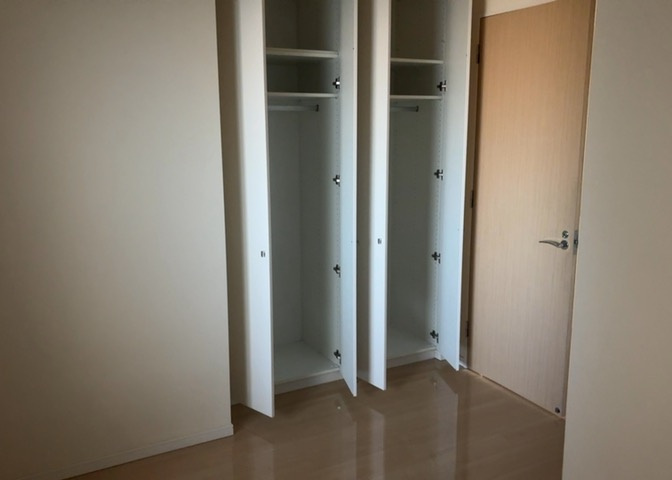 デザイン性を重視しすぎて収納が少なかった！なんてことにならないため、事前に現地で収納の数を確認しておくことをお勧めします。クローゼット以外にも床下収納や屋根裏収納、パントリーなどもチェックしましょう。
