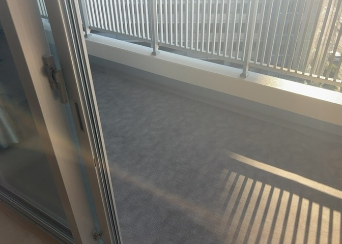 バルコニーは、室外の専用スペースのうち、「屋根がなく開放された空間」であるものを指します。ベランダより広いタイプのものが多く、日当たりもよいため家庭菜園などを楽しみたい人にとって適した環境となります。