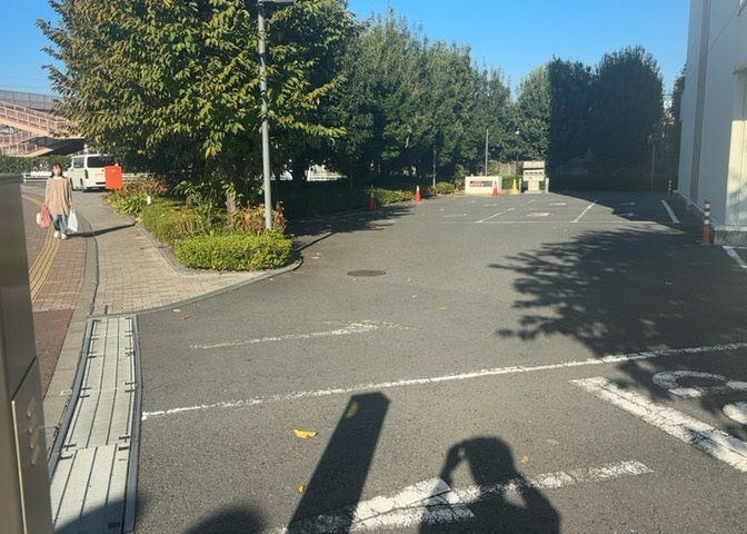 車一台あたりに必要なスペースは、標準サイズの普通自動車で横幅2m50cm、長さ5mは必要になります。ただし、乗降のことも考慮して横幅3m30cm、長さ5m50cmほどは確保できるところを選びましょう。