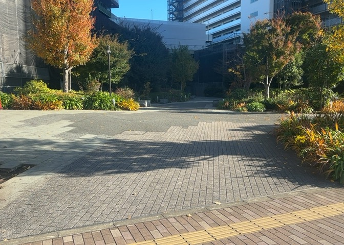 物件によっては、入居者が個人的に使用できる専用庭がついているものもあります。また、住宅の中にある土間の部分を庭と呼ぶこともあります。庭の用途は住む人によって変わり、それによってデザインもさまざまです。