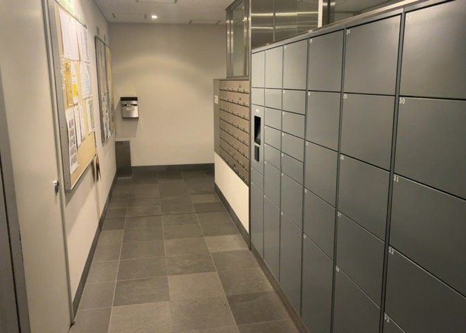 エントランス付近に設置されている集合ポストは、住んでいる部屋と離れているため、ポストをあさるなど誰かに何かされていても被害に気づきにくいです。入居する時には他人に特定されにくい番号で鍵をかけましょう！