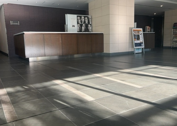 受付はマンションコンシェルジュがいる場合もあれば、管理人が滞在する小部屋を総称して呼ぶことがあります。主にエントランスに設置されていることから、防犯面でも期待ができます。防犯設備がない場合はより安心！