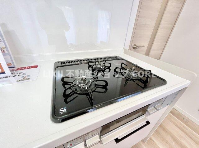 三口コンロで、お料理の効率もアップ！使い勝手の良さを考えました。お洒落なシステムキッチンです。　