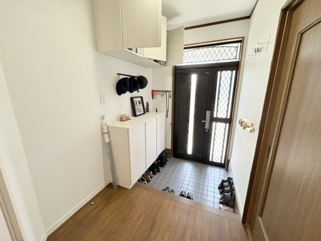 ゆとりある玄関スペースで、来客時にもゆったり対応可能。シューズボックスも設置されており、靴をすっきり整理できます。明るい内装で清潔感があり、帰宅時に気持ちよく迎えてくれる空間です。