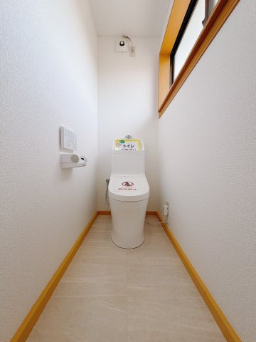 ■トイレ｜白を基調とした清潔感溢れるトイレになっています。トイレには窓がついていますので常に換気をすることができ清潔を保てます♪