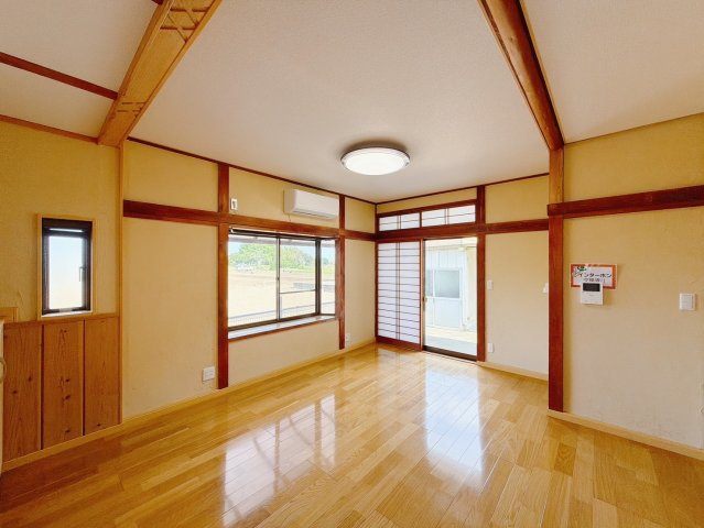 ■リビング｜窓から射し込む陽射しが縦横に広がり、あたたかな空間が形づくられています。ここはご家族の笑顔集まる憩いの空間です(　＾＾　)