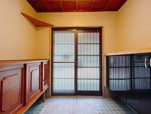 ■玄関｜太陽の光をたっぷり採り込む南玄関☆ご家族の靴がたくさんしまえる下駄箱付き。お子様の靴がこれから増えても安心な大きさです。
