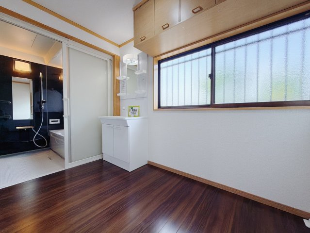 ■洗面室｜通常より広いタイプの洗面所になっています。のびのびと使える洗面所には寒い冬にストーブをおいても邪魔になりません♪