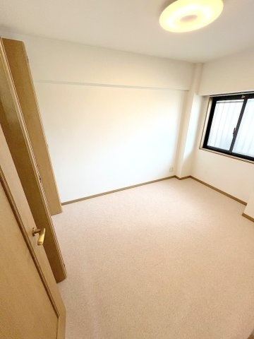 リフォーム前写真※壁紙、フローリング、キッチン、浴室、洗面化粧台、トイレ、建具、配管等すべて新規交換予定！