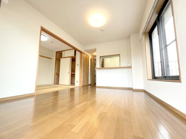 リフォーム前写真※壁紙、フローリング、キッチン、浴室、洗面化粧台、トイレ、建具、配管等すべて新規交換予定！