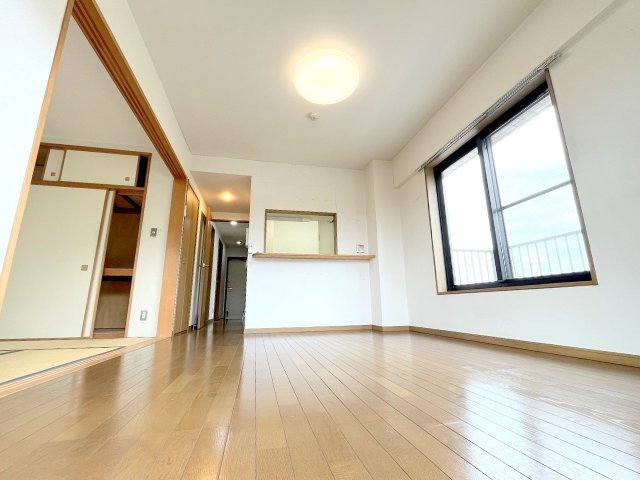 リフォーム前写真※壁紙、フローリング、キッチン、浴室、洗面化粧台、トイレ、建具、配管等すべて新規交換予定！