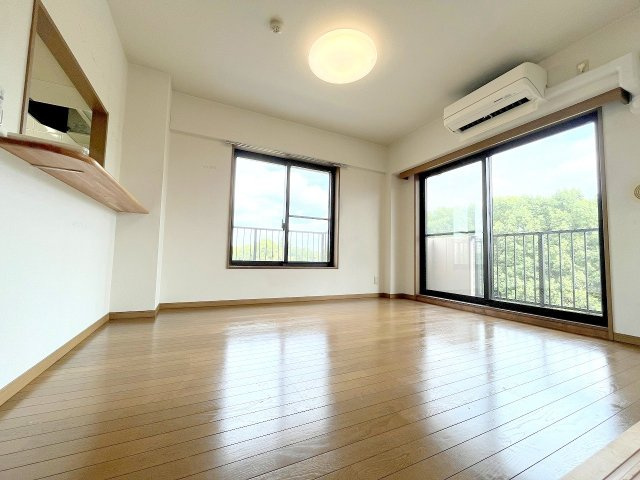 リフォーム前写真※壁紙、フローリング、キッチン、浴室、洗面化粧台、トイレ、建具、配管等すべて新規交換予定！