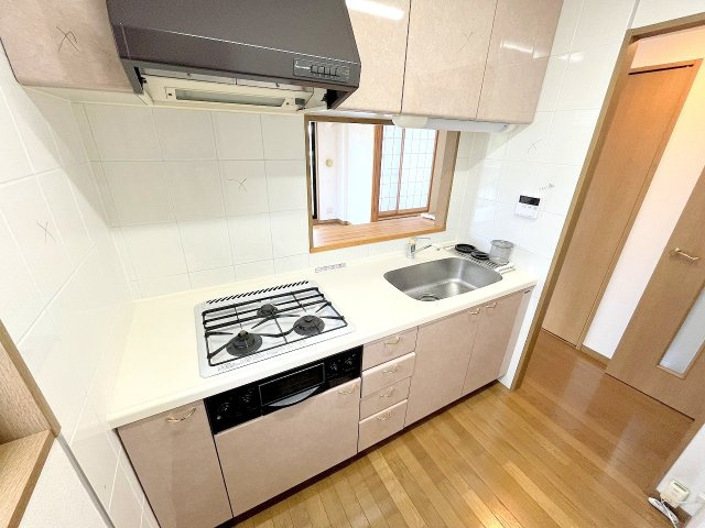 リフォーム前写真※壁紙、フローリング、キッチン、浴室、洗面化粧台、トイレ、建具、配管等すべて新規交換予定！