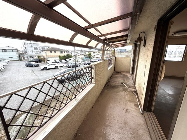 屋根付きで、雨の日でも洗濯物を干しておけます。