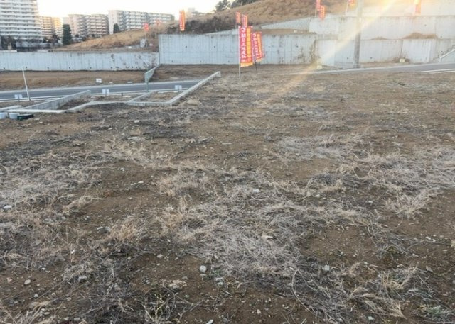 土地の形が極端に長細かったり、狭小地、あるいは道路との高低差がある傾斜地だった場合、後々売ろうとしても買い手がつかない場合もあります。後々、売却することになった時に価値の下がらない土地を選びましょう。