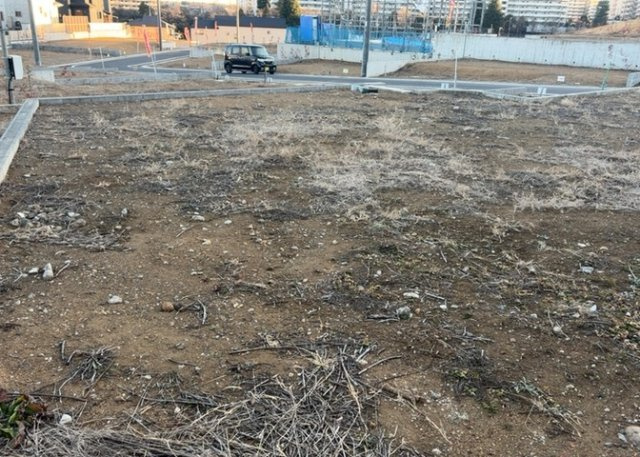 土地の面積＝住宅面積ではありません。建ぺい率の問題などで、土地のある場所によって住宅を建てられる面積は限られています。高さもしかり、「土地」という言葉の中には、建築条件も含まれると考えておきましょう。