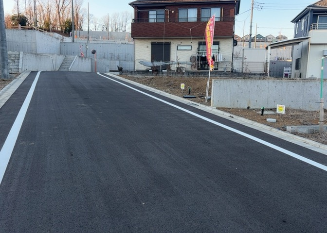 現地に行くなら、物件の周囲の地形がどうなっているかを見ることも大切です。周辺より低くなっている土地では、大雨などで水が集まりやすいため、地盤が弱くなっているということも考えられるため、注意が必要です。