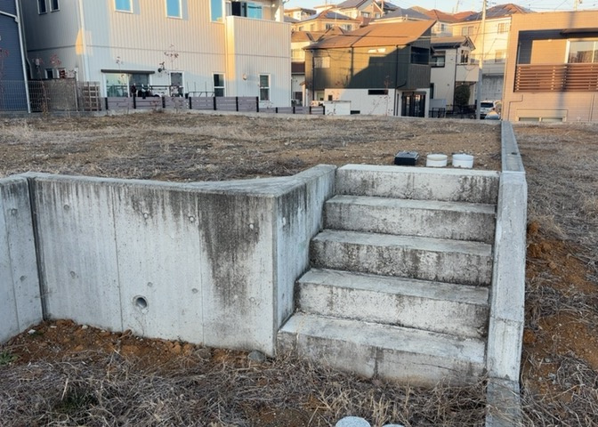 土地購入を検討されている場合、境界杭がない状態で購入してしまうと境界確定測量をする必要があり、費用がかかります。購入の前に、売主、隣土地所有者立ち合いのもと境界を確定し境界杭を設置するのがベストです。
