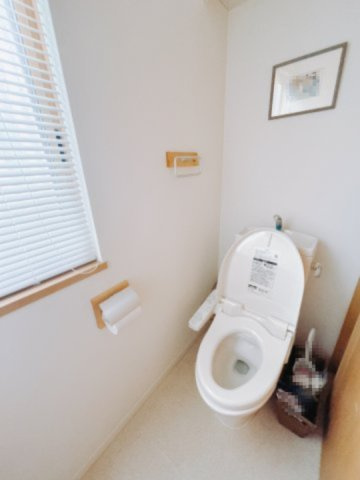 ■トイレ｜白を基調とした清潔感溢れるトイレになっています。トイレには窓がついていますので常に換気をすることができ清潔を保てます。