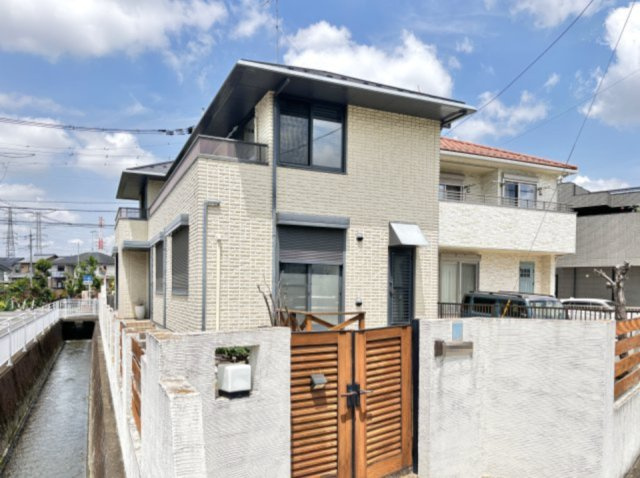 ■外観｜角地のため風通しが良く開放感があり、隣接する建物が少なくプライバシーを確保しやすいのがメリットです♪