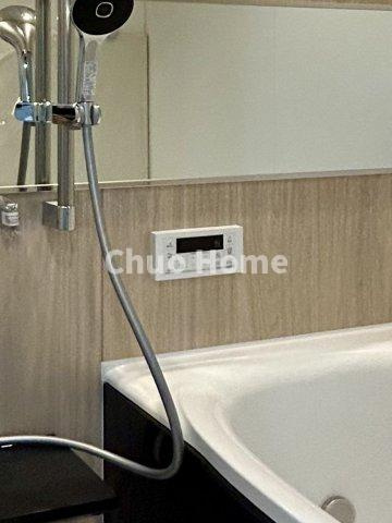 【給湯リモコン】外での一日を忘れさせてくれるオートバス機能でお好みの湯量・温度に調整された浴槽。