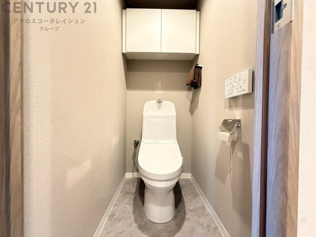 温水洗浄便座付トイレは温水洗浄機能により、暖かい水でおしりを洗浄することができ、冷たい水を使う従来の便座に比べ、温水洗浄機能で暖かいトイレを提供し、快適な使用を可能にします。