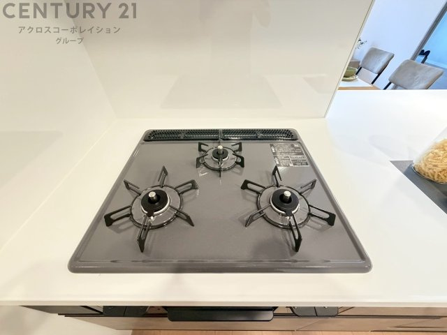 多数の調理器具を同時に使用でき、料理の効率化が可能。省エネで節約になり、様々な料理スタイルに適応できます。また、火力調整が独立しており、手入れや掃除もしやすく、今よりもっとお料理が楽しくなるかも。