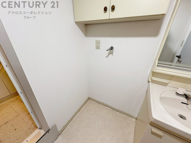 洗濯物の仕分け作業がしやすく、整理整頓が容易になります。洗濯音や湿気を他の部屋に持ち込まず、生活環境を快適に保ちます。上部を活用すれば収納スペースを確保でき洗剤や洗濯用品の整理もしやすくなります。　