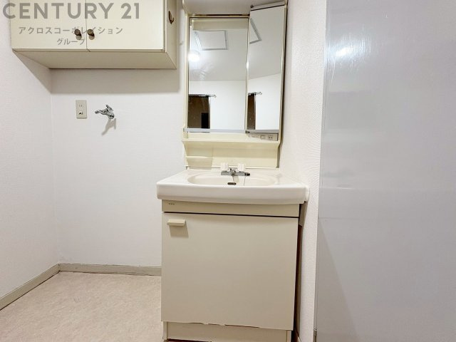 化粧品や洗顔料、歯ブラシなどの必需品をまとめて置ける収納スペースがあり、使用するたびに取り出す手間が省けます。また、水回りのため、濡れても大丈夫な素材が使用されており、お手入れが簡単です。　