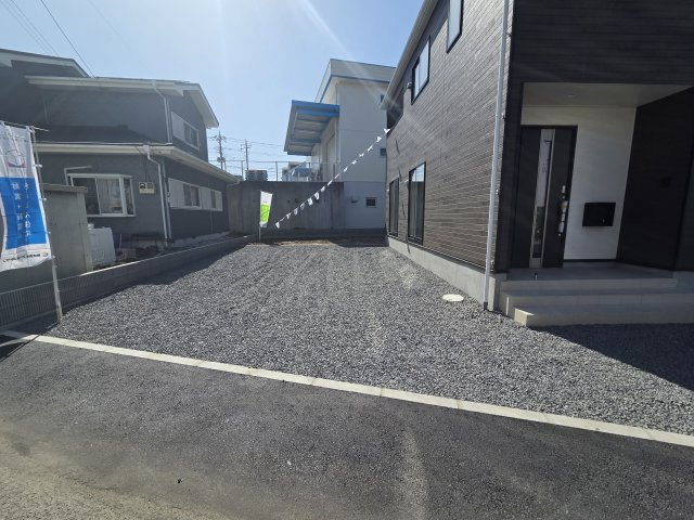 現地写真　駐車は建物南側に並列3台可能です！