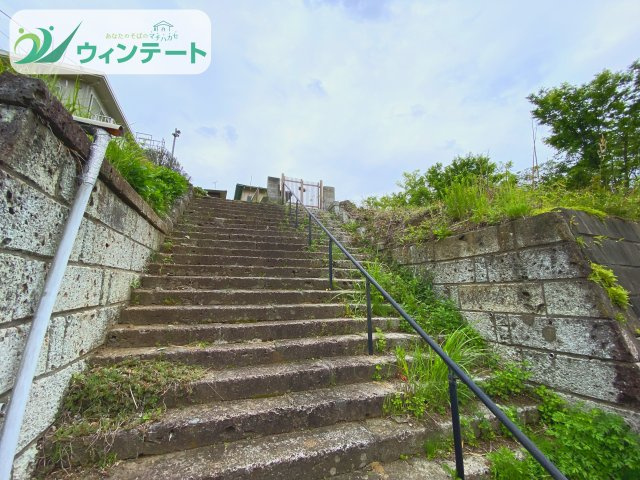 傾斜地のため西側に階段がございます。手すり付きで安心です！