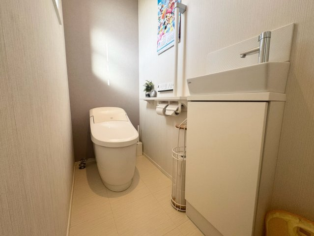 落ち着いた色調のトイレです