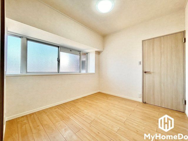 自然光が入る出窓がお部屋に開放感をプラス。木目調ドアとフローリングの統一感があるシンプルな内装です。