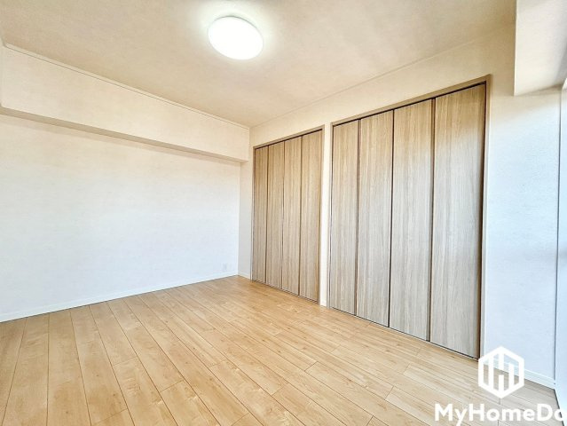 フローリングと建具のカラーが木目調で統一されており、温かみのある落ち着いた室内雰囲気を演出。主寝室としても子供部屋としても大活躍する使い勝手の良い一室です。