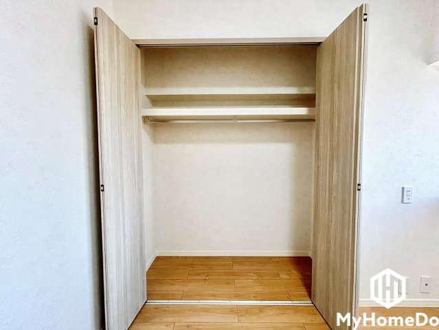 両開きで扉が大きく開くため、中の荷物が一目で見渡せ、大きな衣類や荷物の出し入れもスムーズに行えます。