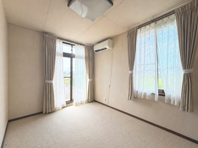 シンプルで使いやすい洋室6帖　収納付きでお部屋すっきり　※一部AI加工により家具を削除しています